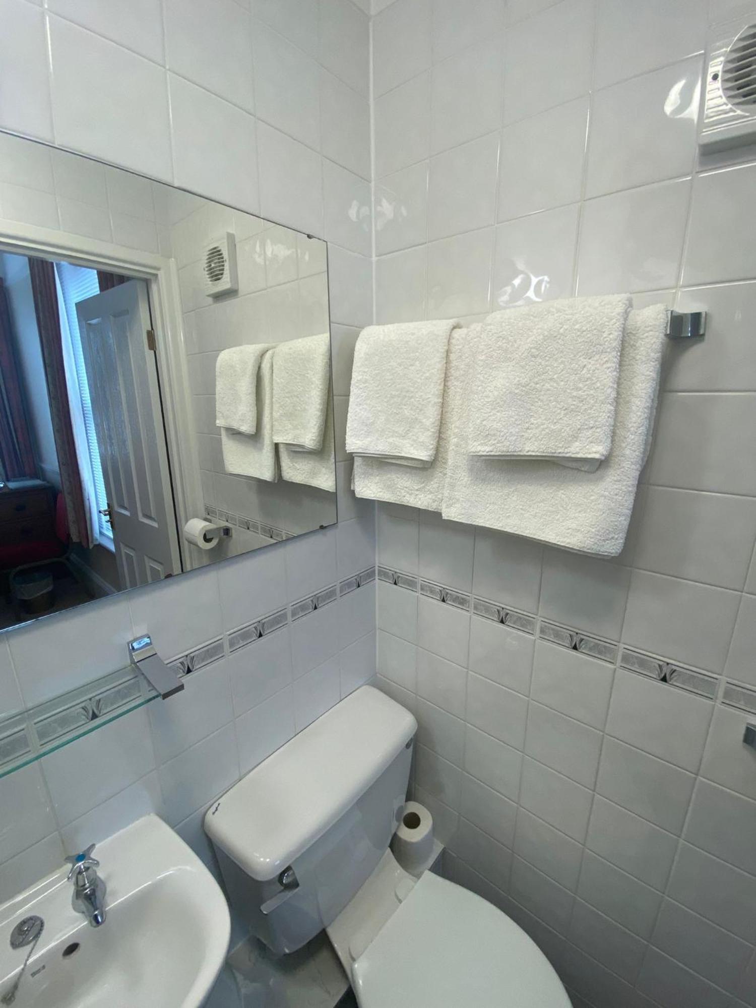 Landguard Lodge Guest House Shipley  Ngoại thất bức ảnh